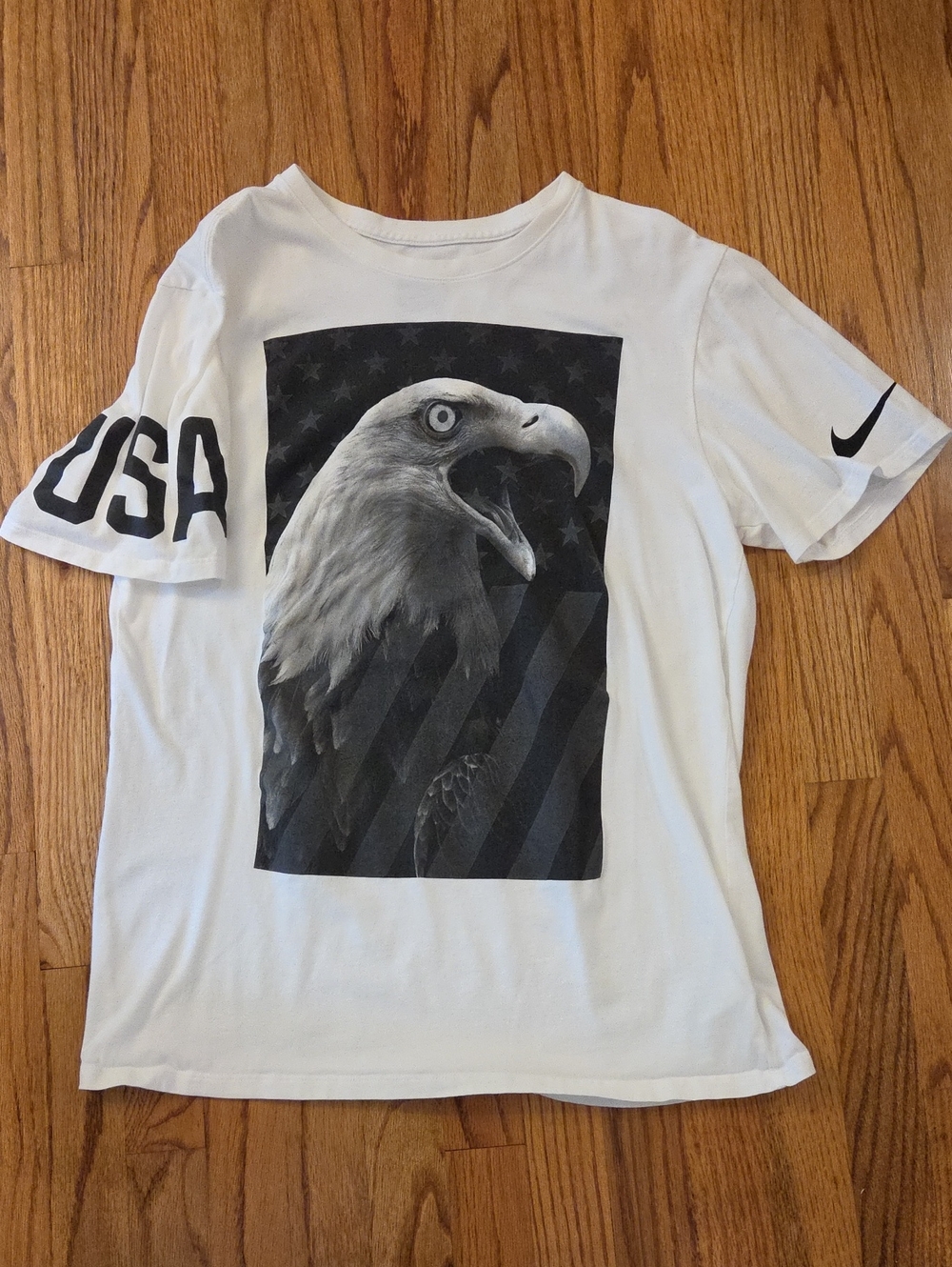 Nike Team USA White Short Sleeve Tee with Black & Gray Eagle Graphic Size: L